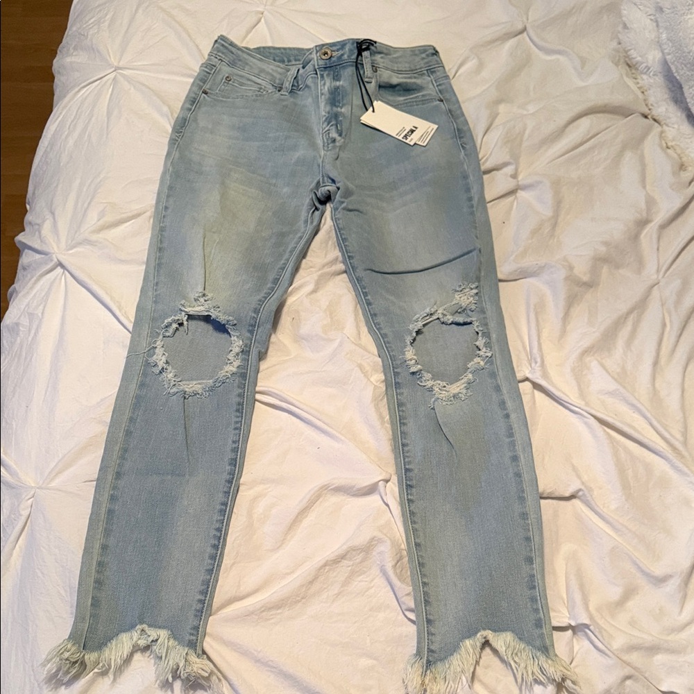 NEW WITH TAGS ✨ Women’s Light Blue Skinny Distressed Jeans with Frayed Hem